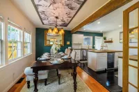 Central Cozy Cottage! Spacious entertaining area, gameroom, and cornhole arena!