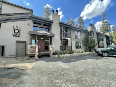 Canyon Lodge CHAMONIX Condo. Minutes Walk From Lifts. Hotels near Mammoth Mountain Ski Area