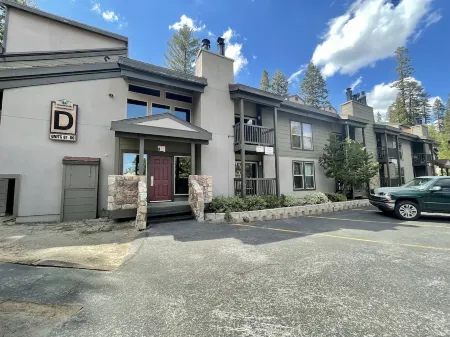 Canyon Lodge CHAMONIX Condo. Minutes Walk From Lifts. Отели в г. Маммот-Лейкс