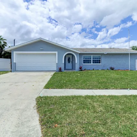 Melbourne home w/King beds, HEATED Pool, 10 mins to the beach and near USSSA!