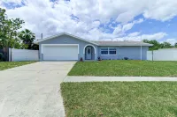 Melbourne home w/King beds, HEATED Pool, 10 mins to the beach and near USSSA!