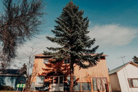 Relax in "Big Sky" Style just 3 blocks from the Symes Mineral Soaks!