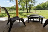 The charming Scissortail Farmhouse on land with hot tub minutes from downtown! - Homestays