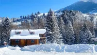 Log Cabin with Hot Tub Overlooking Rock Creek and Beartooth Mountains
