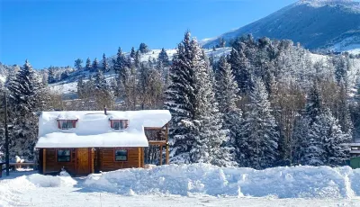 Log Cabin with Hot Tub Overlooking Rock Creek and Beartooth Mountains