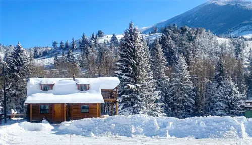 Log Cabin with Hot Tub Overlooking Rock Creek and Beartooth Mountains