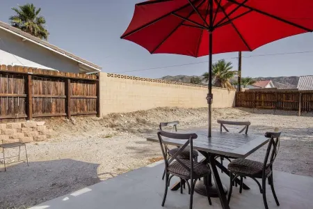 El Saguaro - Desert Gem with Hot Tub Отели рядом с достопримечательностью «Desert Hot Springs Chamber-Commerce»