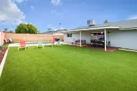 The Desert Inn - Centrally located home. 4BR with pool. Sleeps up to 10! Các khách sạn gần Painting with a Twist