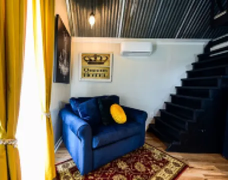 Queens Hotel- a cozy studio cottage in the country. Pool and hot tub.