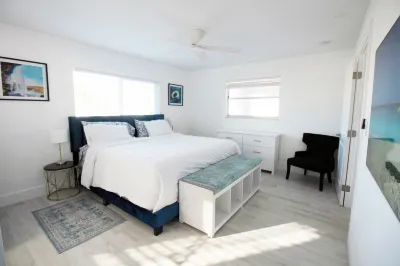 Charming Canal Cottage- Newly renovated -5 minute bike ride to Barefoot Beach 임페리얼 스퀘어 쇼핑센터 주변 호텔