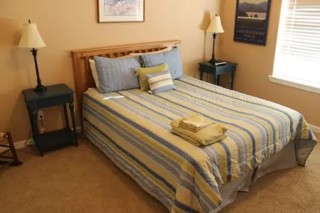 A75- Sharp 2BD/2Bath w/loft/hot tub Sunserra Gorge