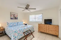 Fiesta Flamingo Cottage Blocks to Beach & River ~ Kayaks and Bikes Provided!