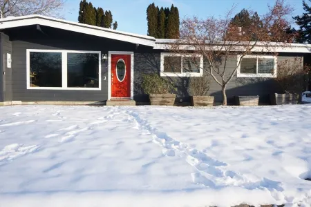 The Red Door Retreat with Huge Pool and Hot Tub