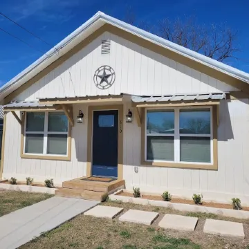 Pet-Friendly Home for 7 with Fire Pit Отели в г. Джанкшен