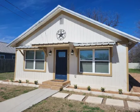 Pet-Friendly Home for 7 with Fire Pit Hotels in Junction