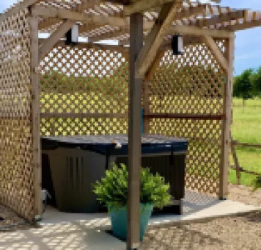 Hidden Gem Rustic private Cottage but minutes to downtown Fredericksburg.