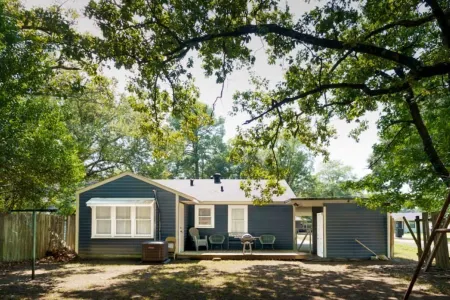 Charming 2-bedroom cottage in nice West Monroe with WiFi, AC