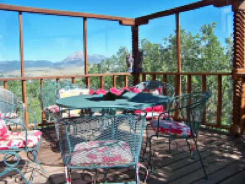 Luxury Villa with unobstructed Rocky Mountain & nature views in every direction 韋爾法諾縣酒店