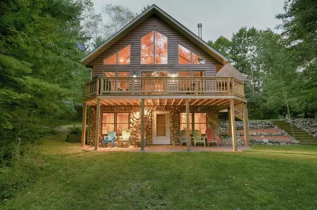 Lakefront Cabin w/ Pool Table+Waterfall: Northwoods Nostalgia + Modern Amenities
