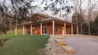 Secluded Rental Cabin on Southern Illinois Wine Trail, Private Hot Tub