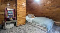 Charming 4-bedroom cottage ON Tawas Lake Pet, kid-friendly. Great Bird watching!