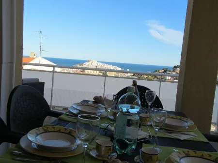 Family friendly, parking, beach, pool, high-speed wifi, excursions, sea view ... Отели в г. Пенискола