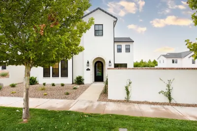 Black Ridge Villa near Sand Hollow & Zions. Sleeps 32. Private pool & hot tub. のホテル