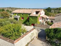 Gîte l'Escoussou 120m², 4 Bedrooms, Nature, Charm, Heated Pool, South Ardèche Hotéis em Joyeuse