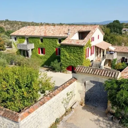 Gîte l'Escoussou 120m², 4 Bedrooms, Nature, Charm, Heated Pool, South Ardèche Отели в г. Жуайёз
