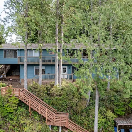 Stunning views, Strong Wi-fi, and Private Beach!
