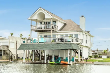 5★ Waterfront home w/ bikes & kayaks, fire pit! Amazing underwater fishing light