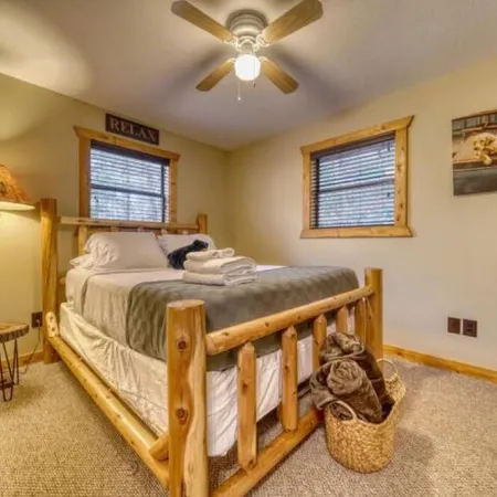 Creekside Cabin - Hot Tub, Firepit, Porch