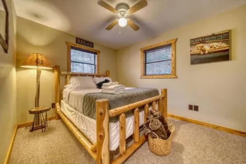 Creekside Cabin - Hot Tub, Firepit, Porch