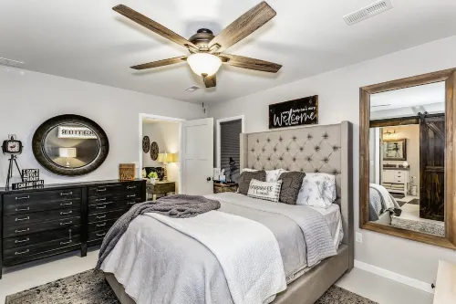 Front door parking, private covered patio with fenced in backyard Hotels in Sedgwick County