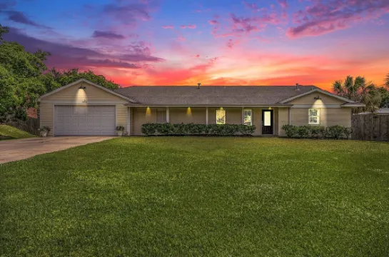 SPEND YOUR SPRING BREAK IN A HOT TUB/HEATED POOL on the ISLAND!