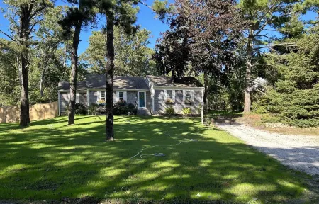 Spacious, Private Cape Cod Cottage with Central Air Отели в г. Harwich Port