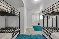 5 Bedroom, 3 King, sleeps 15 Near Skiing, hiking