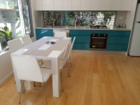 Beautiful Beach-side cottage with lap pool in North Maroubra close to Coogee 馬魯布拉酒店