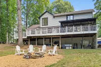 Lakeside Haven: Spacious Retreat with Stunning Views and Family Fun