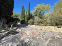 La Calade: Villa in the shade of oak trees Hotels near Campus international de Baillarguet