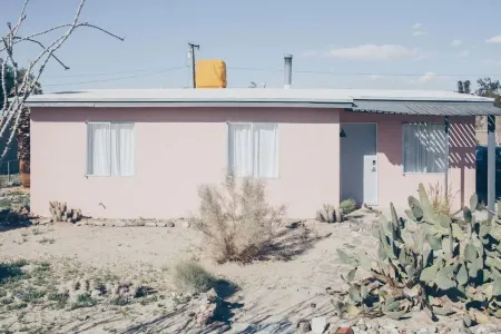 Pink, Architect-Appointed House! 3 min from JTNP. Отели в г. Туэнтинайн-Палмс