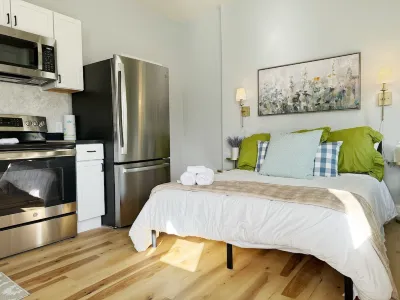 The Cardinal D / QUEEN 1BD/1BA Studio Hotels near Old Fashioned Butcher Shoppe of Evansville