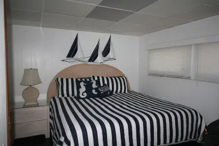 Cozy Cottage with fishing dock on the Indian River Lagoon New Listing Отели в г. Сейнт Луси