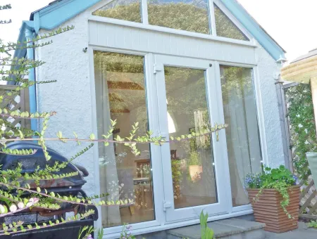 Stylish detached annexe in Kingsbridge, estuary walk to great pub/town & parking