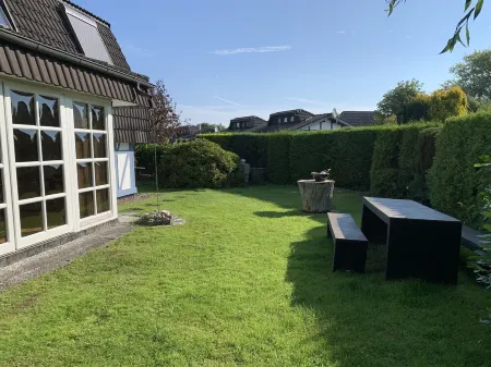 Spacious holiday home, close to the beach, WiFi, pets welcome, quiet residential area