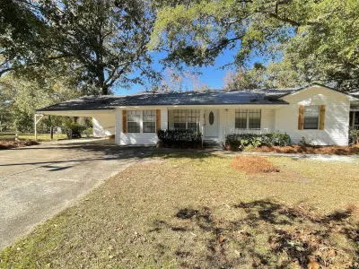 Modern Farmhouse w/Gameroom and theater room close to everything Hotels near American Eagle Outlet