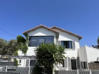 Spacious, cosy air-conditioned apartment in villa with pool near beach and shops