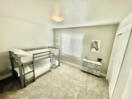 New 3 Bedroom House with attached Garage Parking Отели в г. Граймс