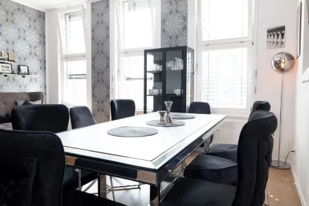 140 qm Eisenach Stadtzentrum mit 4 Schlafzimmern, 2 Bäder, Großes Wohn/esszimmer Отели в г. Айзенах