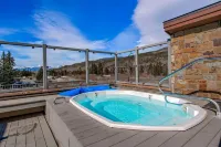 The ultimate ski studio at Keystone!  Upgraded with a premium king size bed.